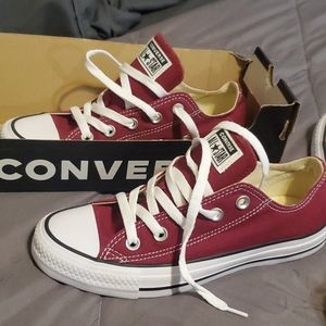 Maroon converse *brand new*